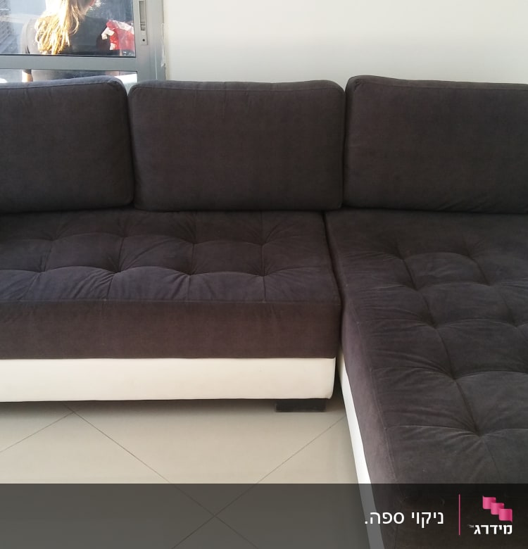 ספה פינתית עם ריפוד כהה ולבן